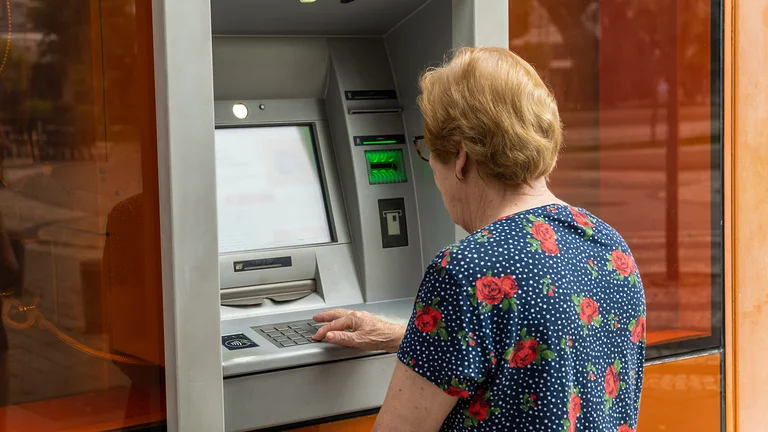 Aposentados e pensionistas do INSS podem consultar antecipação do 13º salário a partir de 17/04