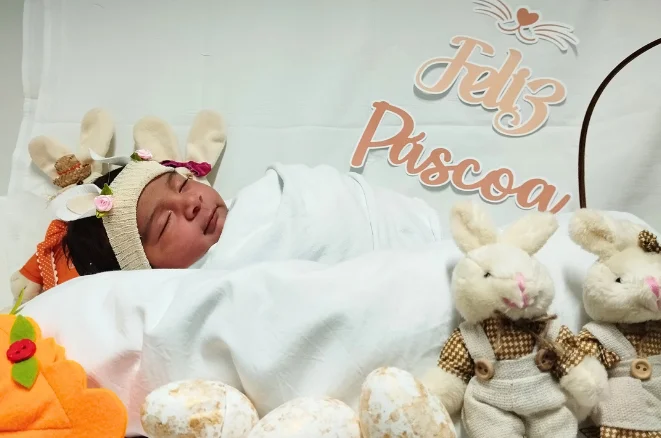 Primeira Páscoa: bebês internados em UTI ganham ensaio fotográfico com acessórios e decoração