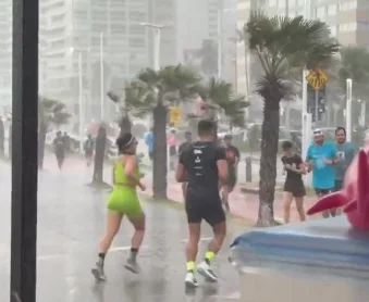 Corredores são pegos de surpresa por forte chuva nesta manhã, em Fortaleza