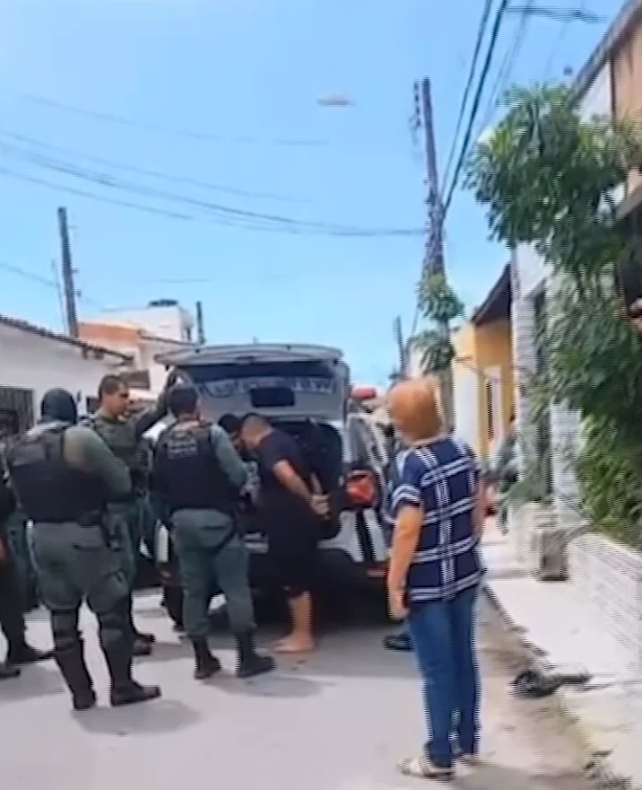 Homem é morto a tiros próximo à delegacia na Cidade 2000; três suspeitos são presos