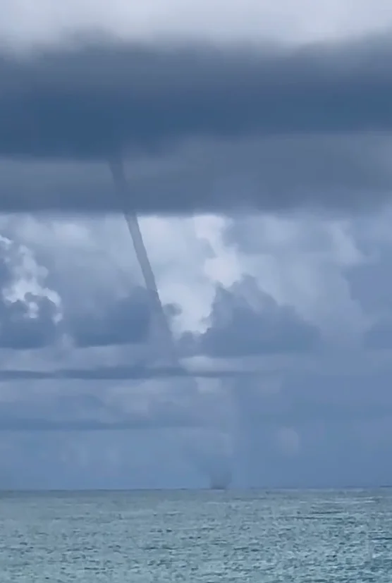 Tromba d’água é registrada em praia de Fortaleza; vídeo