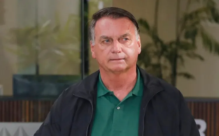 Bolsonaro faz procedimento no estômago e médico não descarta cirurgia