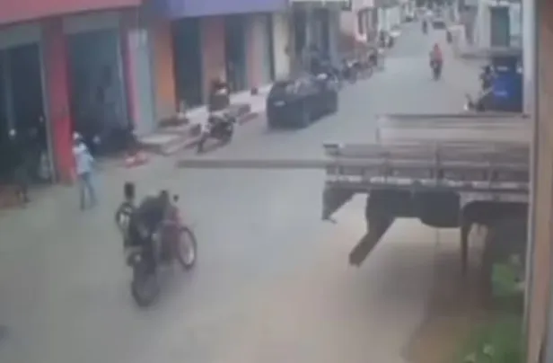 Adolescente cai de motocicleta após ser atingido por treliças de ferro em caminhão no interior do Ceará