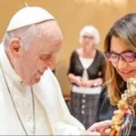 Janja se emociona e lembra apoio do papa Francisco a Lula durante prisão do petista