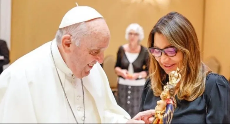 Janja se emociona e lembra apoio do papa Francisco a Lula durante prisão do petista