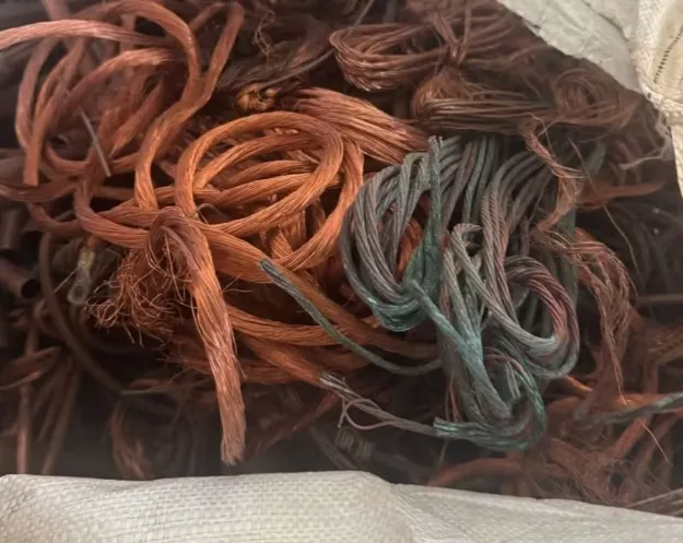 Quatro toneladas de fios de cobre de origem ilícita são apreendidas dentro de galpão em Maracanaú