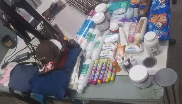 Quatro venezuelanos são presos por furto de produtos de higiene e chocolates em farmácia no Ceará