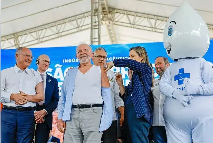 Lula e Alckmin se vacinam contra a gripe em MG; campanha nacional começa nesta 2ª-feira
