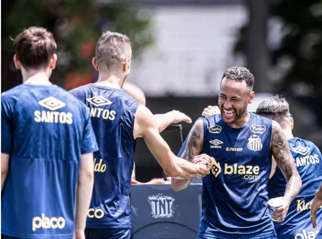 Neymar volta aos treinos sem limitações e deve reforçar o Santos contra o Fluminense