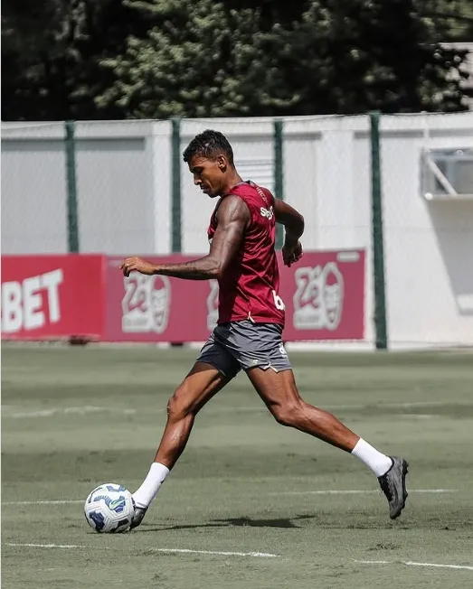 Luiz Gustavo recebe alta, mas fica 10 dias em repouso no São Paulo tratando do tromboembolismo