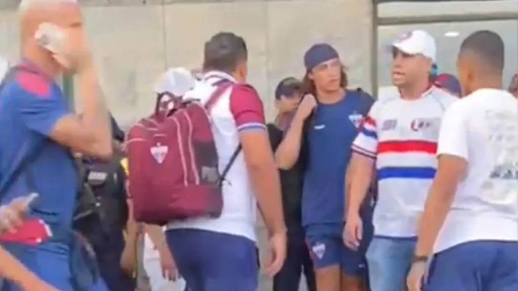 David Luiz é cercado por torcedores do Fortaleza em protesto na chegada ao aeroporto