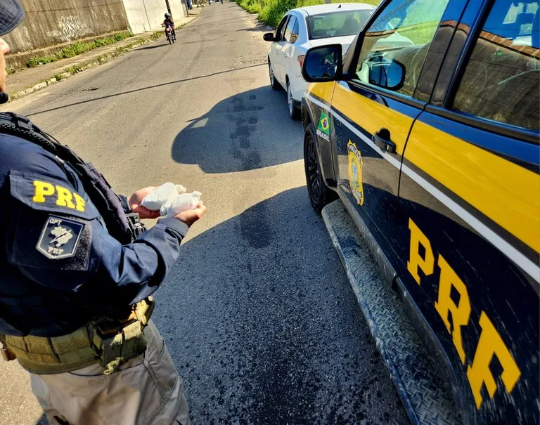 Criança de dois anos é encontrada em carro com cocaína escondida no painel durante ação da PRF