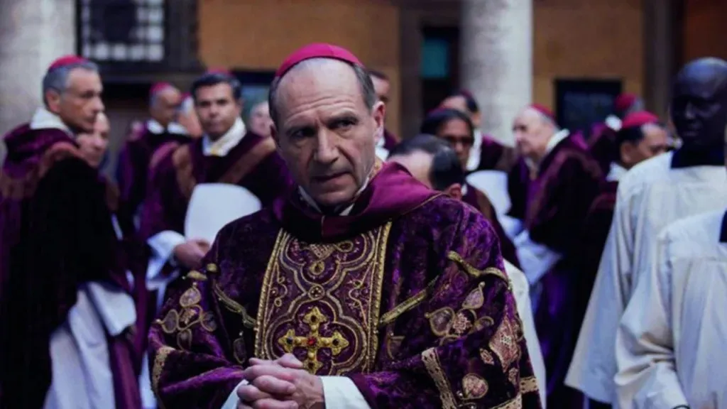 Filme ‘Conclave’ volta aos cinemas brasileiros após morte do Papa Francisco