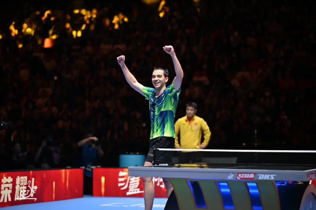 Hugo Calderano vence número 1 do mundo e conquista Copa do Mundo de tênis de mesa
