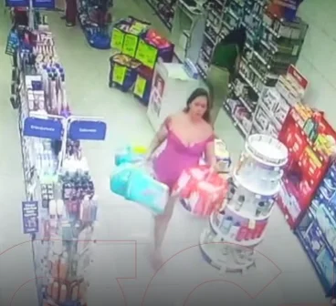 Mulher furta fraldas em farmácia de Fortaleza e foge de moto com comparsa
