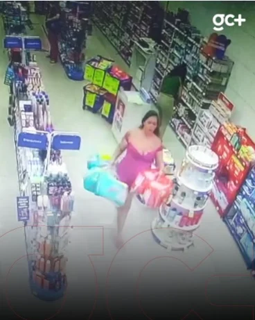 Mulher furta fraldas em farmácia de Fortaleza e foge de moto com comparsa