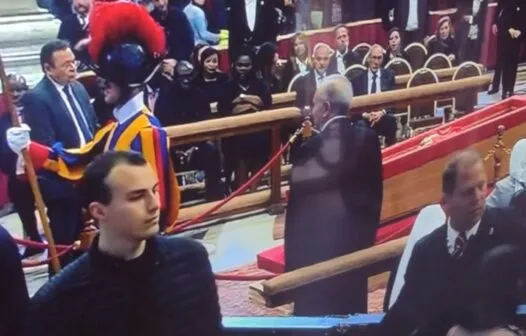 Fundador da Comunidade Católica Shalom reza diante do corpo do Papa Francisco