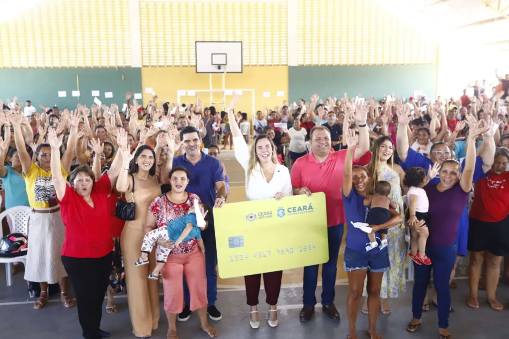 Cartões do Ceará Sem Fome são distribuídos a mais de mil famílias em Itapipoca e Trairi