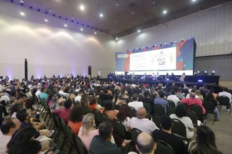 Diretores de escolas públicas do Ceará receberão gratificação de R$ 2 mil e vale-livros, anuncia Elmano de Freitas