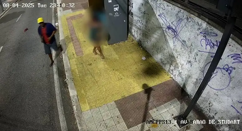 Homem é preso após agredir mulher com galho de árvore em parada de ônibus