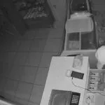 Ladrão invade padaria, faz lanche, furta dinheiro e leva pães recém-assados