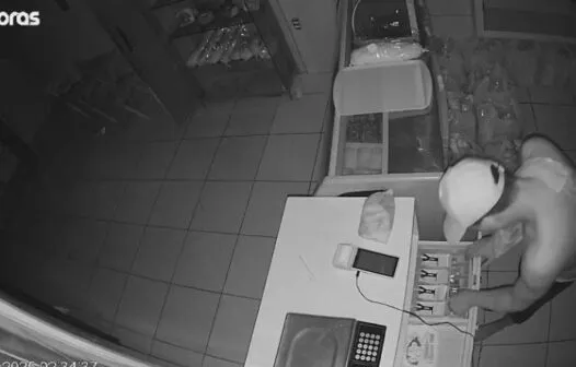 Ladrão invade padaria, faz lanche, furta dinheiro e leva pães recém-assados