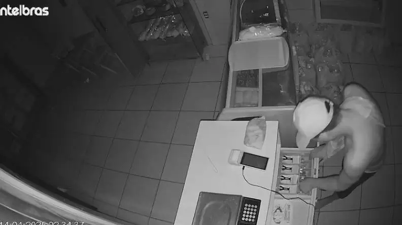 Ladrão invade padaria, faz lanche, furta dinheiro e leva pães recém-assados