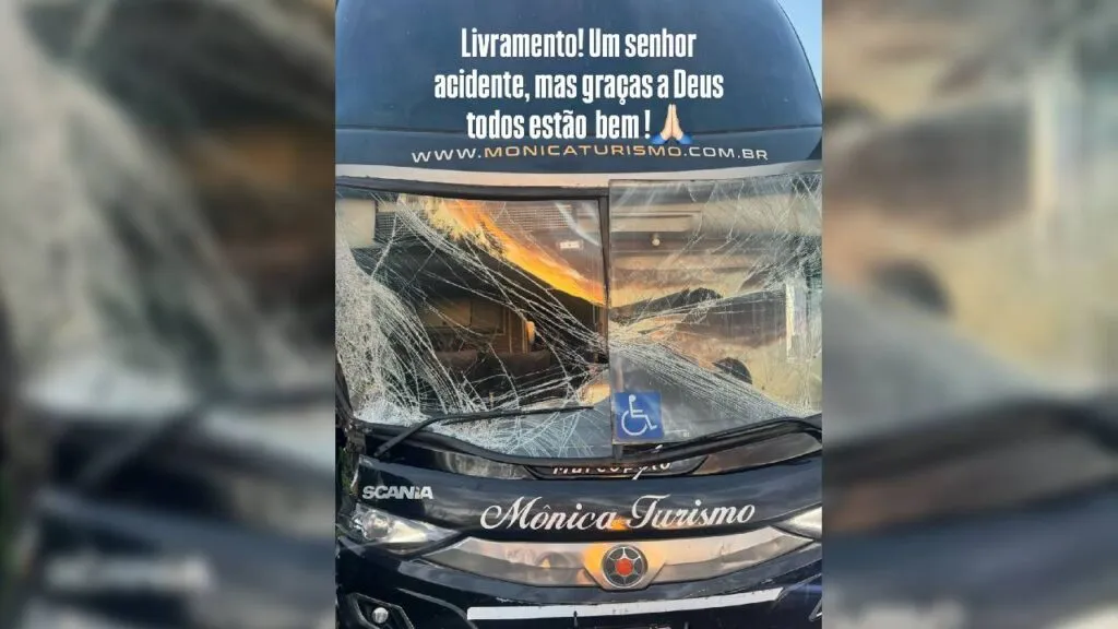 Ônibus do cantor Ferrugem se envolve em acidente no RS; ninguém ficou ferido