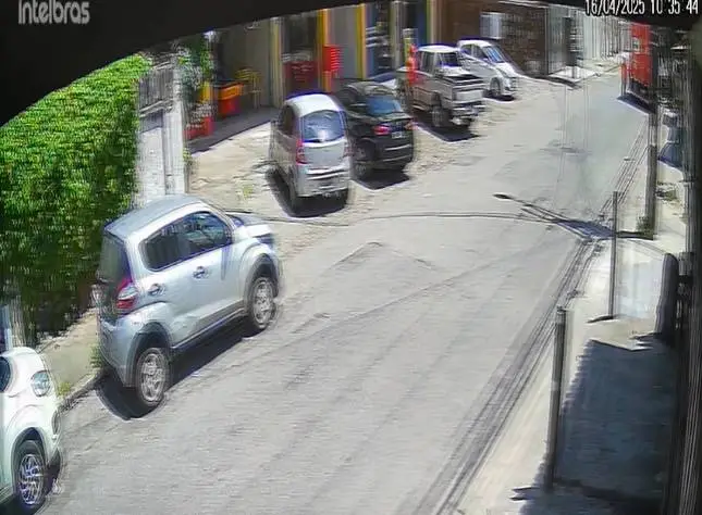 Caminhonete é furtada à luz do dia em questão de segundos em rua do bairro Farias Brito