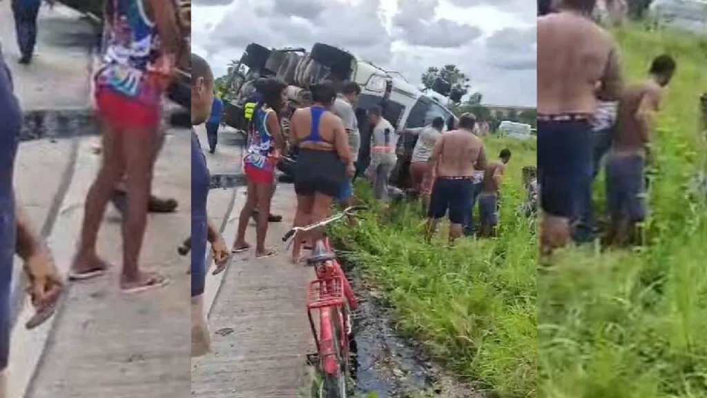 Caminhão carregado com frangos tomba em alça de viaduto em Maracanaú