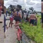 Caminhão carregado com frangos tomba em alça de viaduto em Maracanaú
