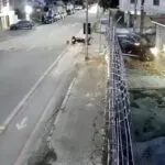 Após colidir contra moto, carro elétrico bate em muro e invade casa em Fortaleza