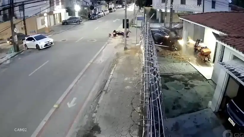 Após colidir contra moto, carro elétrico bate em muro e invade casa em Fortaleza