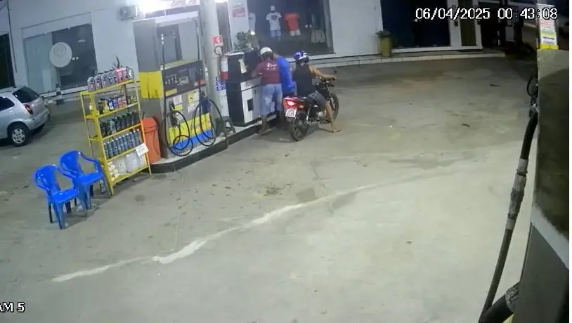 Frentista é assaltado por criminosos em moto e tem R$ 400 levados do caixa