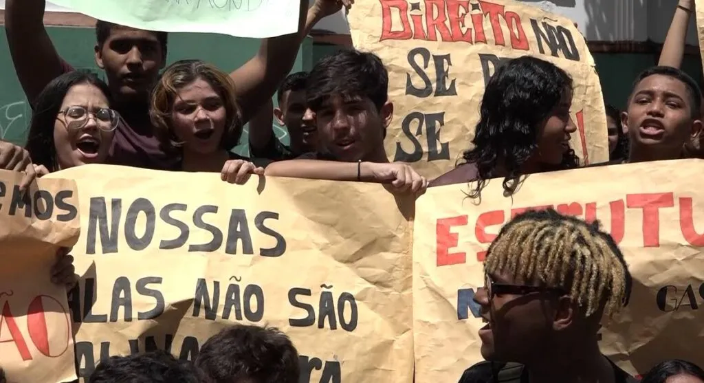 Alunos do Liceu do Ceará protestam por melhorias na estrutura da escola