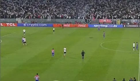 Jogo entre Colo-Colo x Fortaleza é interrompido após torcedores invadirem o campo