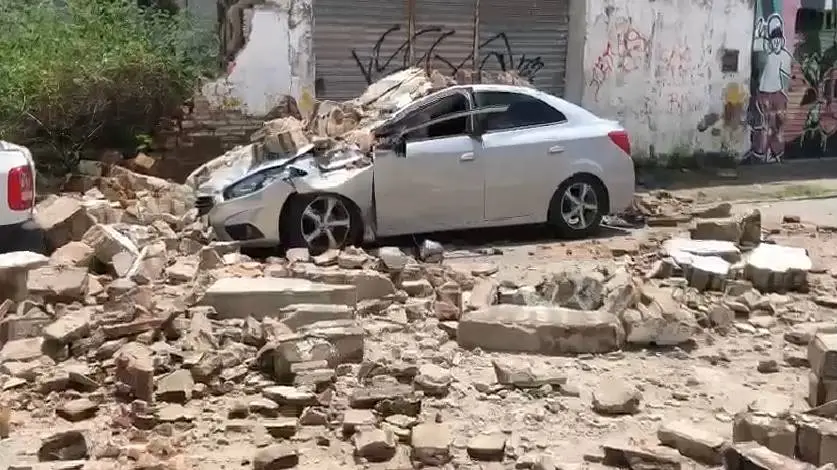 Desabamento de prédio abandonado destrói veículos em rua de Maranguape (CE)