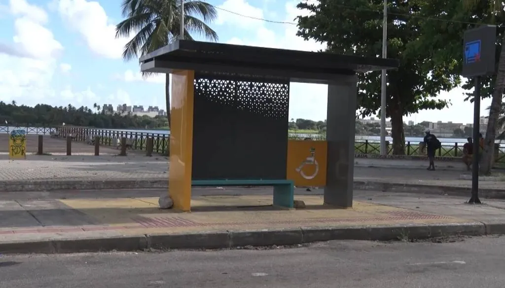 Paradas de ônibus em Fortaleza ainda enfrentam falta de estrutura