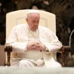 Papa Francisco será colocado em caixão nesta segunda-feira, informa Vaticano