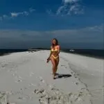 Paolla Oliveira arranca suspiros com fotos de biquíni na praia; veja