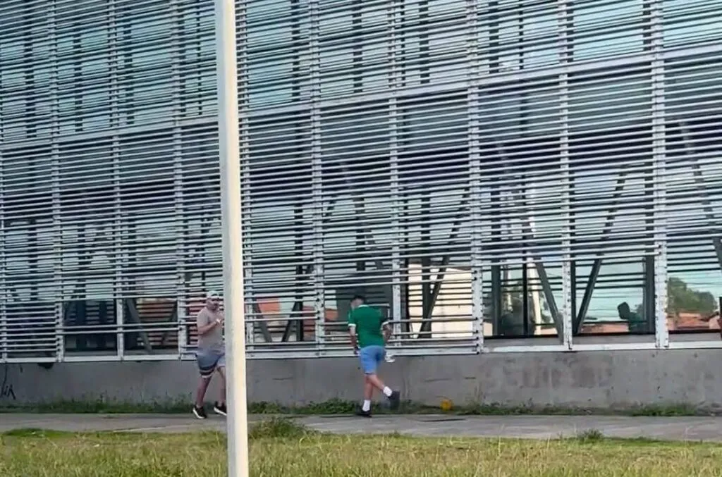 Polícia dispersa grupo de torcedores do Palmeiras na entrada da Arena Castelão
