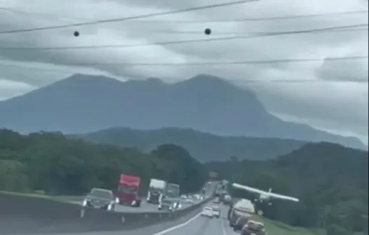 Avião monomotor faz pouso forçado em meio a carros e caminhões na BR-101; vídeo