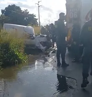 Motorista fica preso às ferragens após colisão entre carro e ônibus na CE-253, em Pacajus