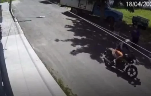 Assaltantes não conseguem ligar moto da vítima e fogem correndo; veja vídeo