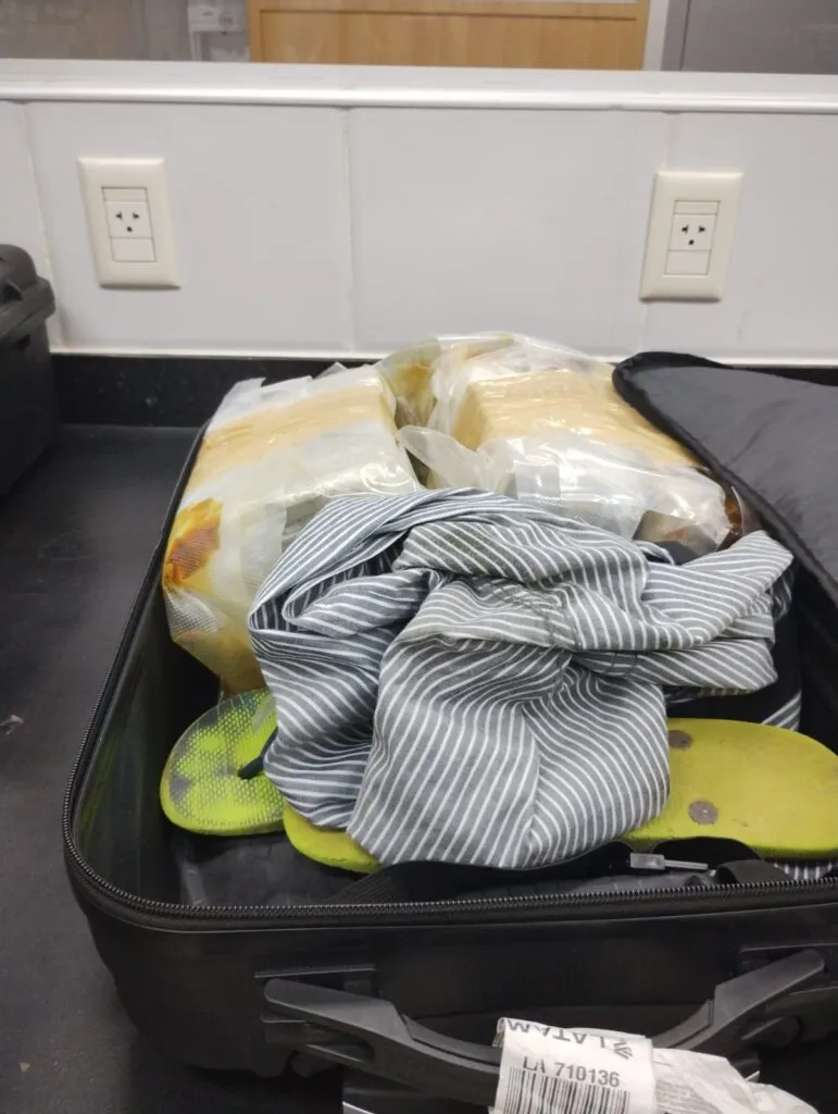 Passageiro é preso ao desembarcar em Fortaleza com 7,6 quilos de maconha na mala