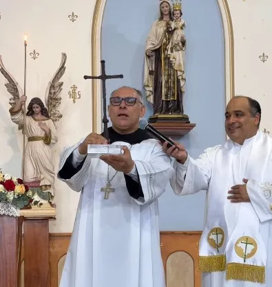 Fiéis em Fortaleza celebram Rosário da Madrugada com cruz original da primeira missa no Brasil