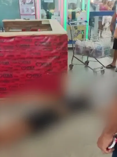 Homem com tornozeleira é morto a tiros ao sair de supermercado com a esposa, em Fortaleza