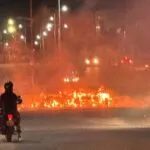 Familiares queimam colchões na rua em protesto após morte de irmãs influenciadoras