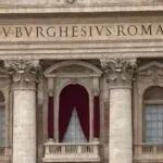 Cortina vermelha é instalada na Basílica de São Pedro, para anúncio do novo papa