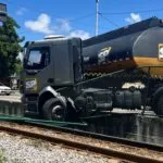 Acidente: caminhão invade trilhos do VLT em Fortaleza em meio a forte chuva